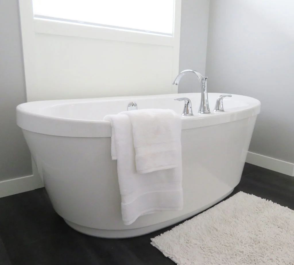 clean bathroom tub